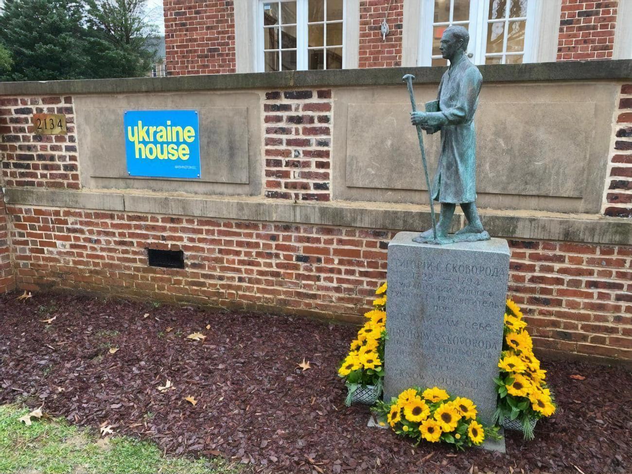 Памятник установили возле Украинского дома