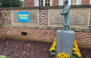 Памятник установили возле Украинского дома