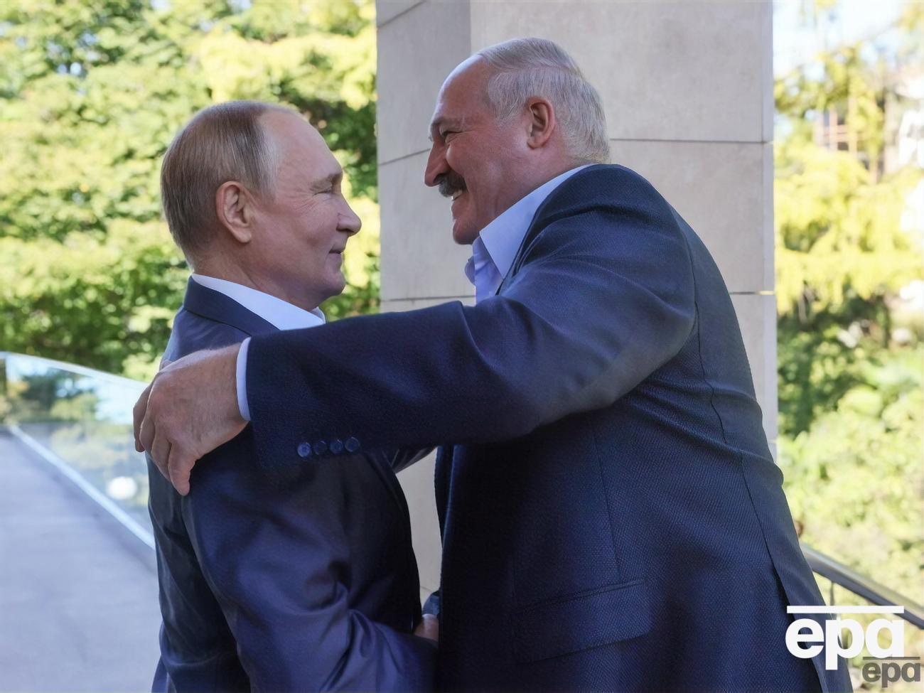 Путин не может "ухватить" Лукашенко, считает Веллер