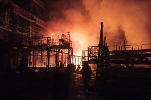 В результате удара РФ повреждено частное предприятие, сообщили местные власти. На фото последствия обстрела Запорожья 2 декабря