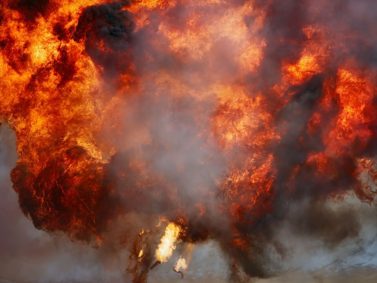 Взрыв и пожар произошли на стоянке авиационной техники