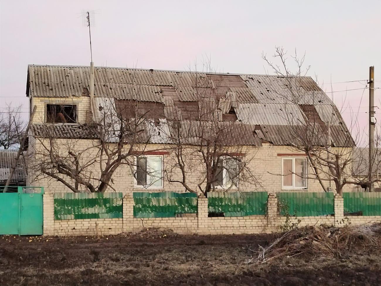 Вследствие обстрела со стороны российских захватчиков возник пожар на СТО, а также повреждены кровли частных домов