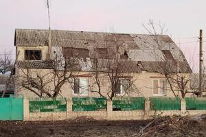 Вследствие обстрела со стороны российских захватчиков возник пожар на СТО, а также повреждены кровли частных домов