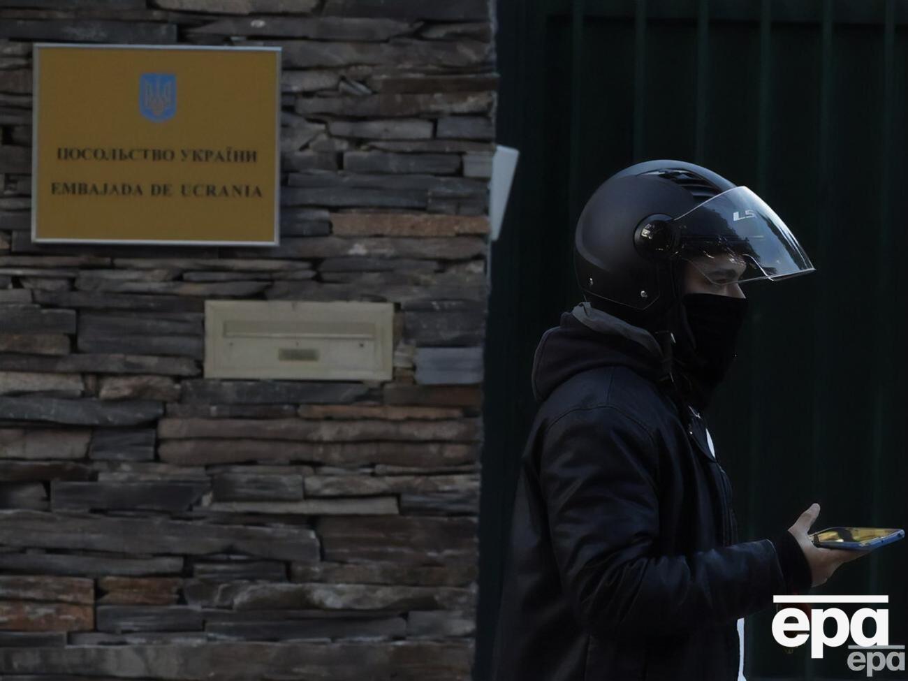 Пакет із вибухівкою в українському посольстві отримали 30 листопада