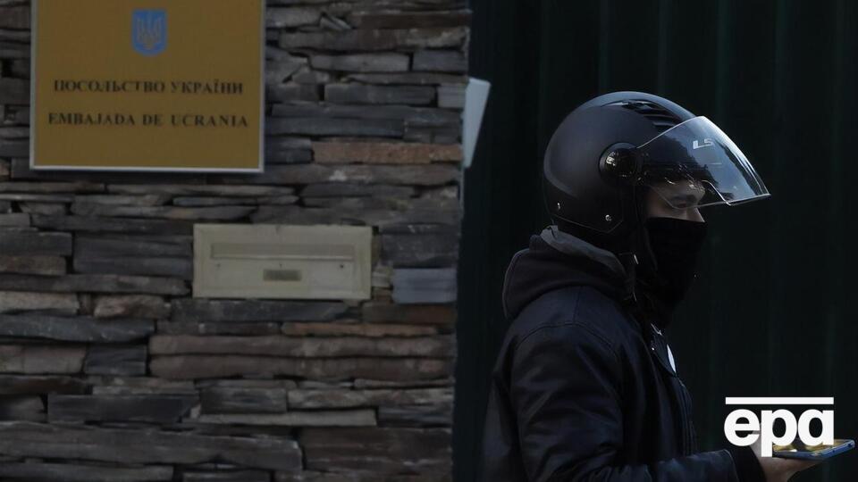 Пакет із вибухівкою в українському посольстві отримали 30 листопада