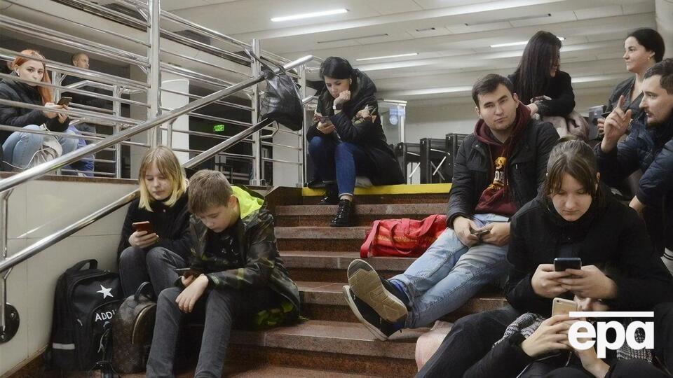 Жители и гости столицы используют метрополитен как укрытие