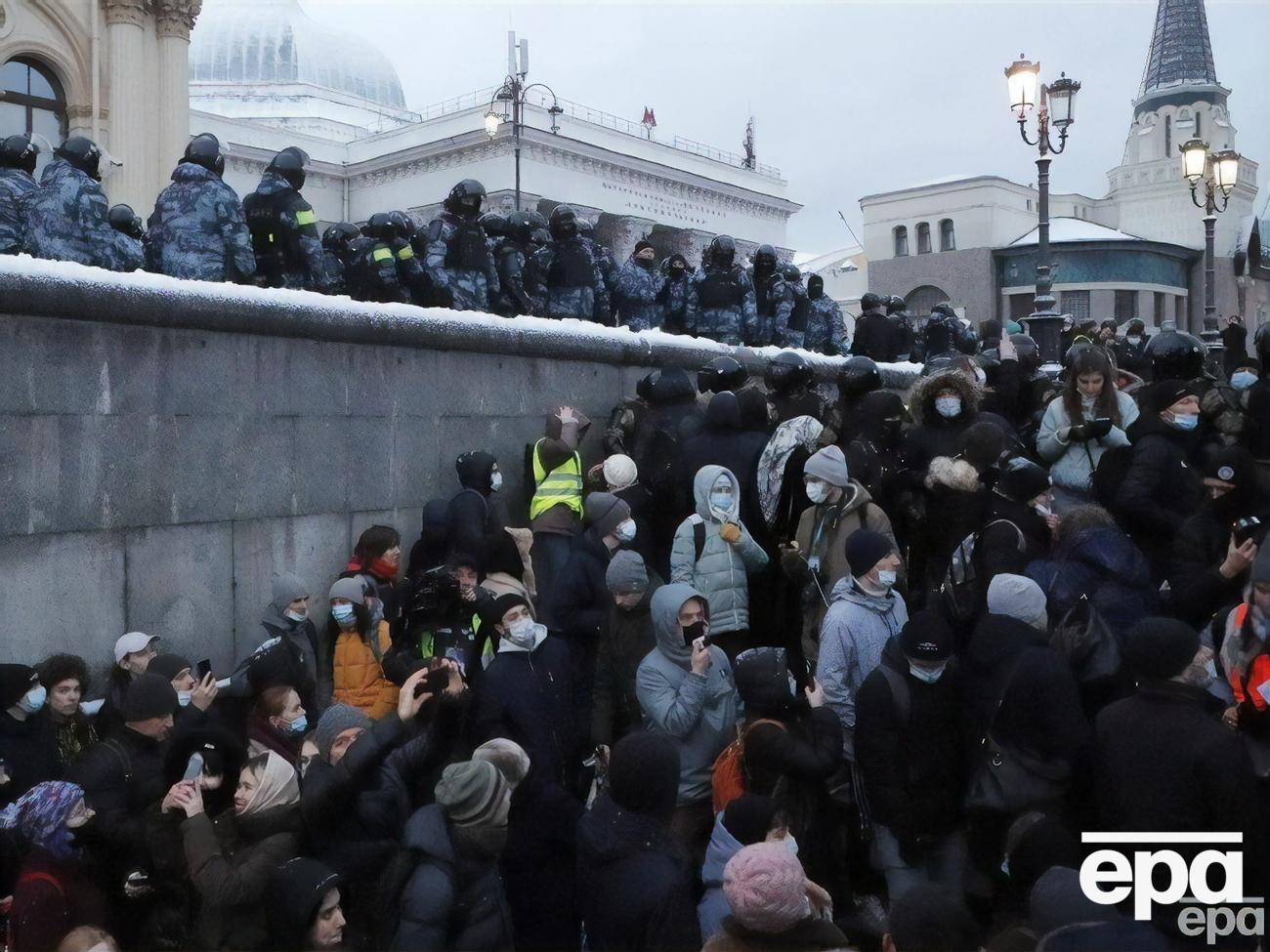 По данным СМИ, фактически теперь в России митинги нельзя проводить нигде