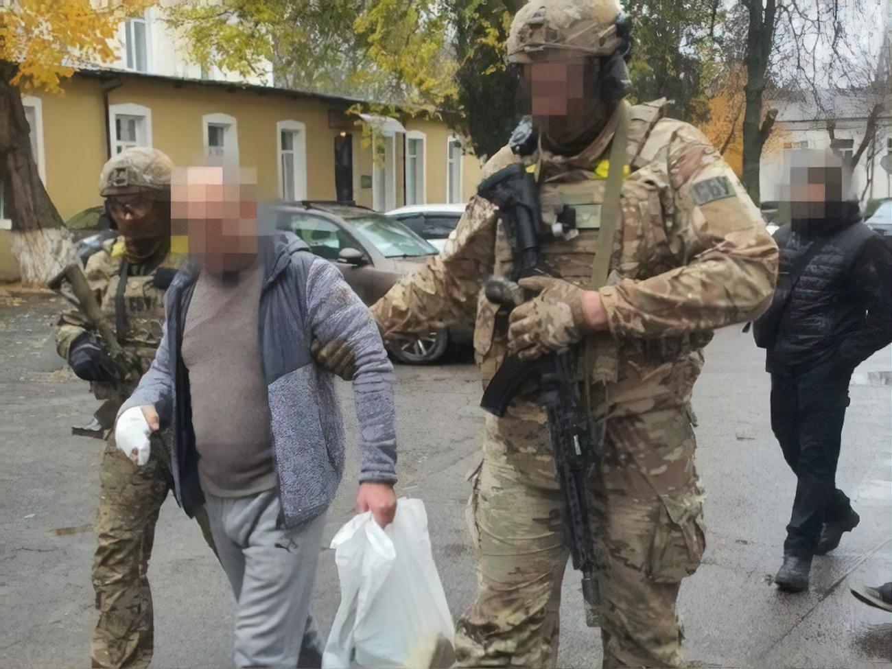 За інформацією правоохоронців, після звільнення Херсона підозрюваний спробував "залягти на дно" в одній із міських лікарень