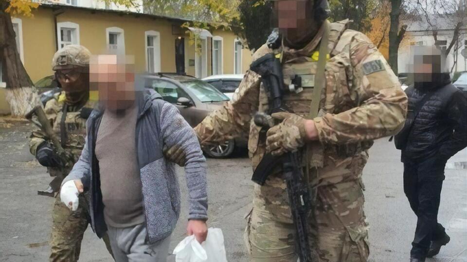 По информации правоохранителей, после освобождения Херсона подозреваемый попытался "залечь на дно" в одной из городских больниц