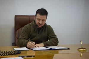 Зеленский: Шаг за шагом склоним евроатлантическое большинство в пользу Украины