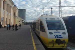 Несколько поездов опаздывают более чем на час