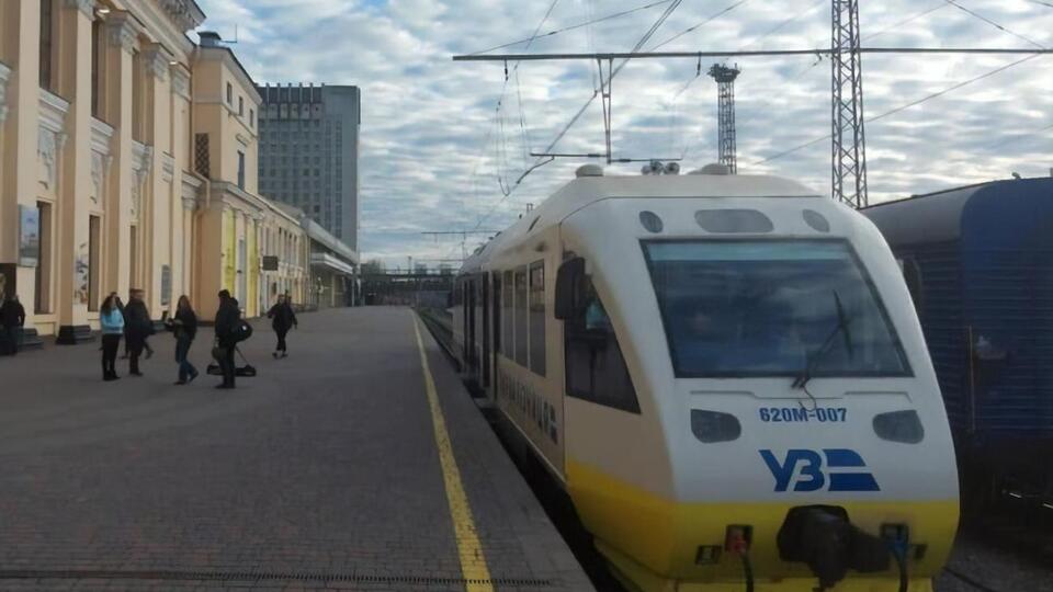 Несколько поездов опаздывают более чем на час