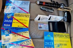 Правоохоронці вилучили фальшиві посвідчення на спецтранспорт Офісу президента, Верховної Ради, Офісу генпрокурора, СБУ, Держбюро розслідувань і МВС