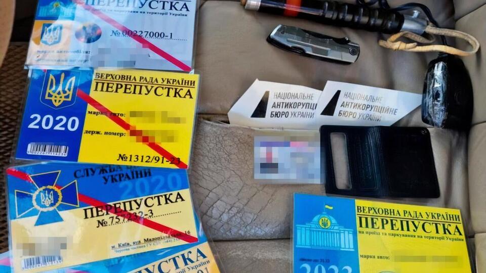Правоохоронці вилучили фальшиві посвідчення на спецтранспорт Офісу президента, Верховної Ради, Офісу генпрокурора, СБУ, Держбюро розслідувань і МВС