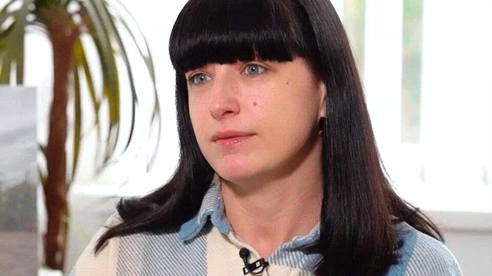 Юлія: Я працювала на комбінаті "Азовсталь" секретаркою років 12. Було дуже боляче бачити в новинах, що там відбувалося, коли вмирали люди