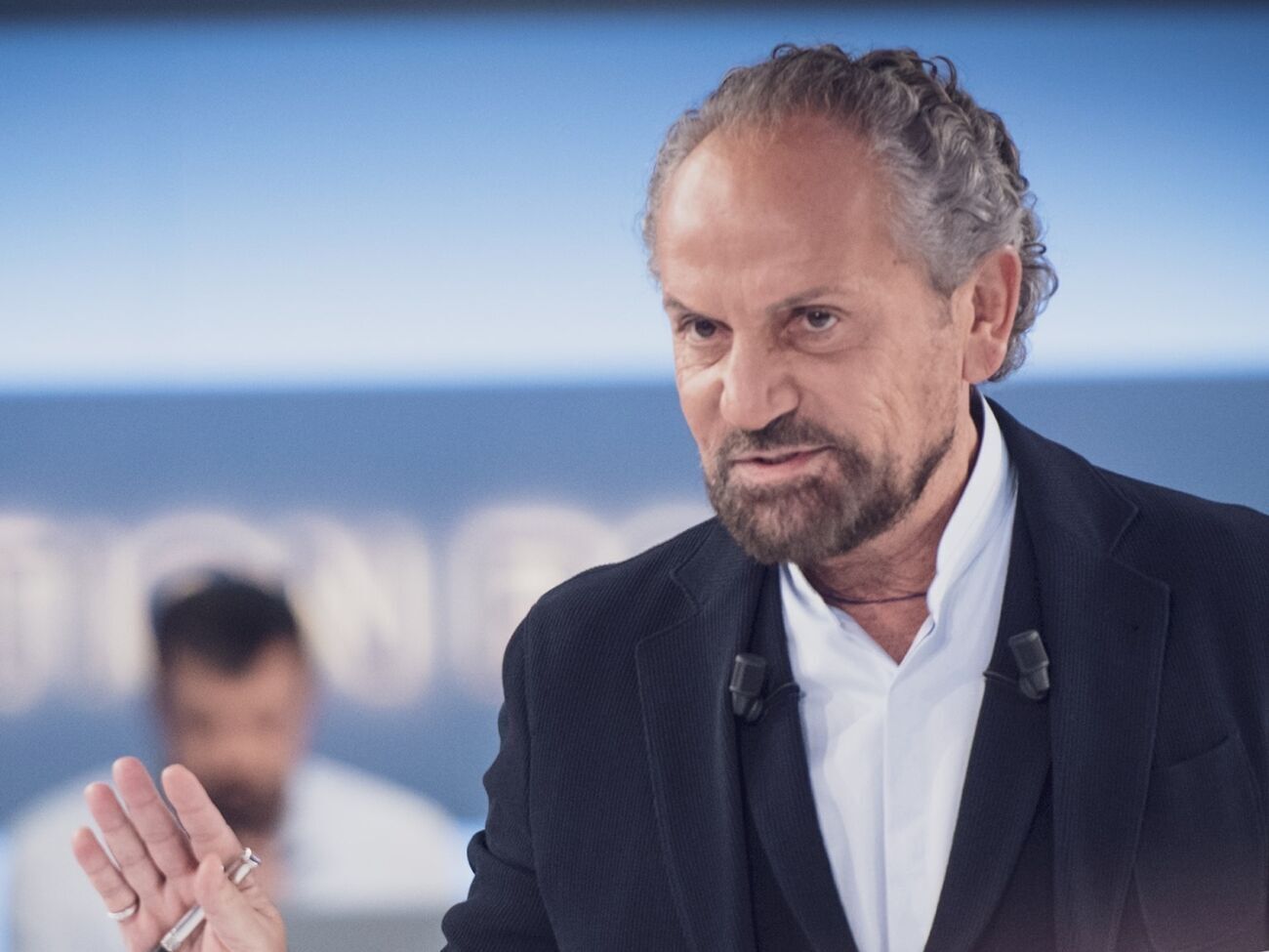 Победа Украины не может быть только военной, она должна еще быть и политической, считает Шустер