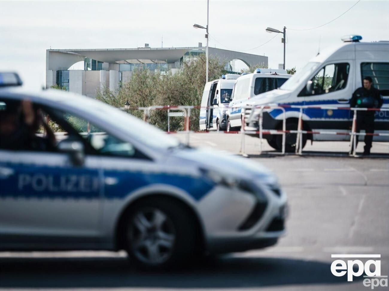 Німецькі ЗМІ пишуть, що йдеться про одну з найбільших поліцейських акцій у Німеччині, до неї залучено понад 3 тис. співробітників сил безпеки й поліції