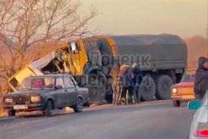 Вантажівка з військовими на трасі врізалася в пасажирський автобус