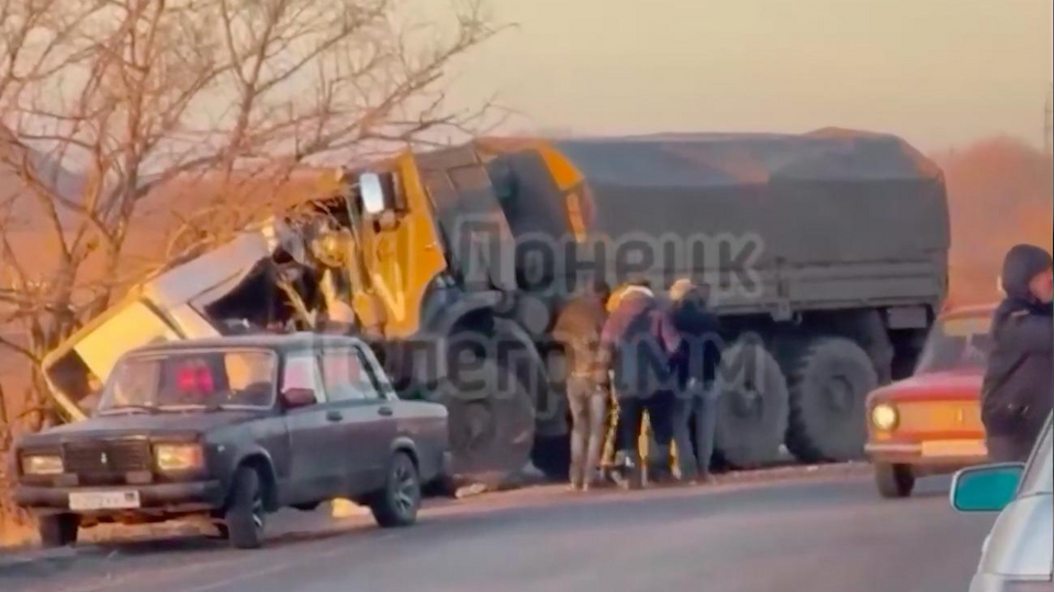 Вантажівка з військовими на трасі врізалася в пасажирський автобус