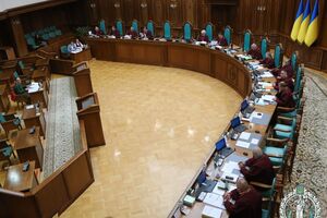Трое судей КСУ ушли в отставку