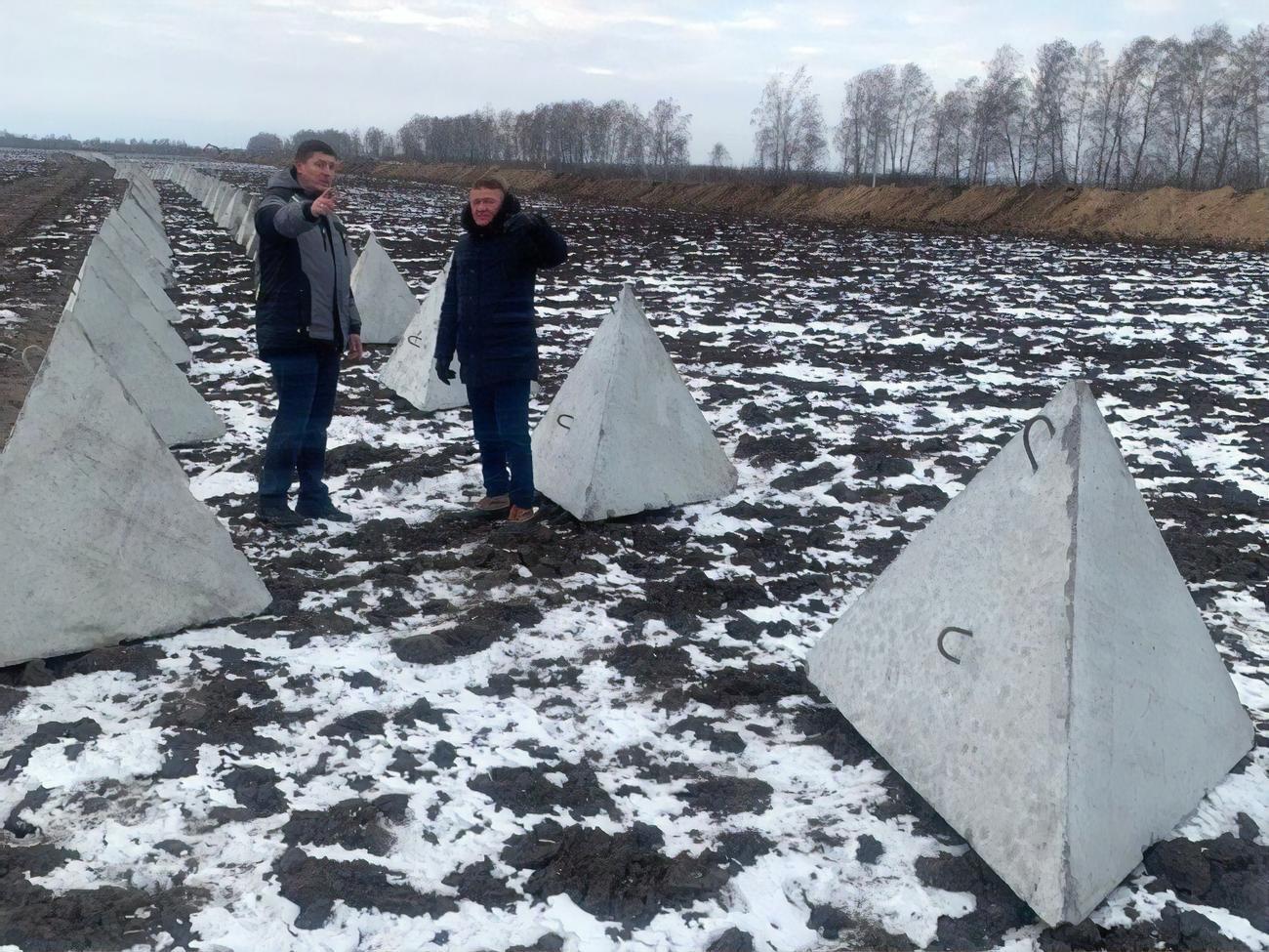 В Курской области устанавливают оборонительные сооружения
