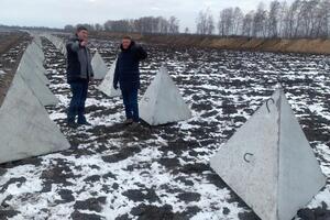 В Курской области устанавливают оборонительные сооружения
