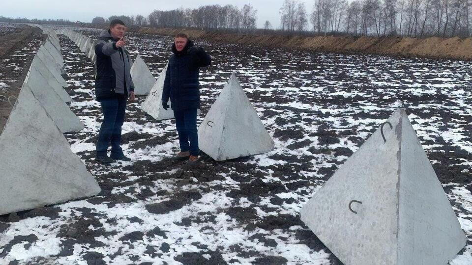 В Курской области устанавливают оборонительные сооружения