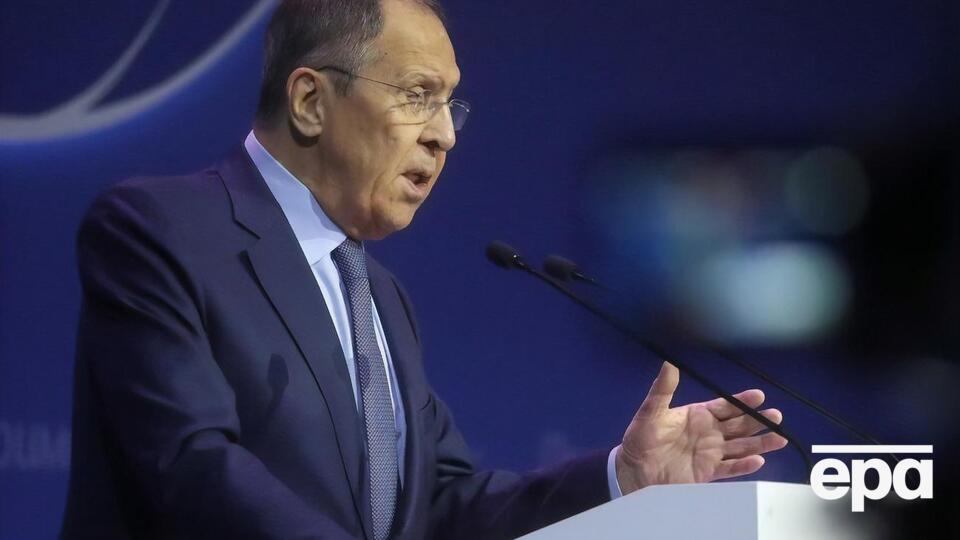Лавров поделился историей о поездке за границу