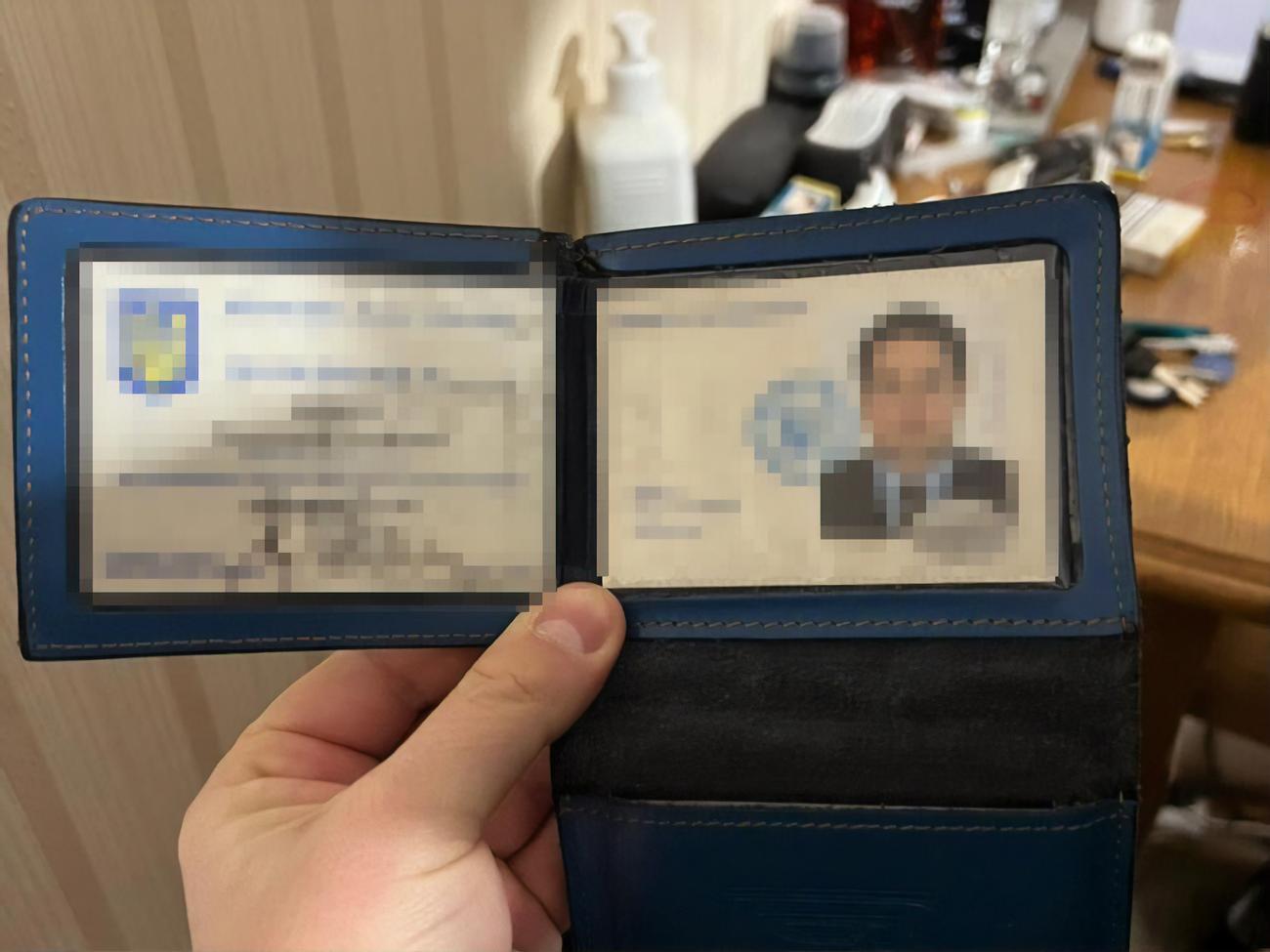 Чоловік за $1 тис. пропонував таємно виїхати за кордон громадянам призовного віку на підставі фіктивних документів, зазначили в Київській міській прокуратурі