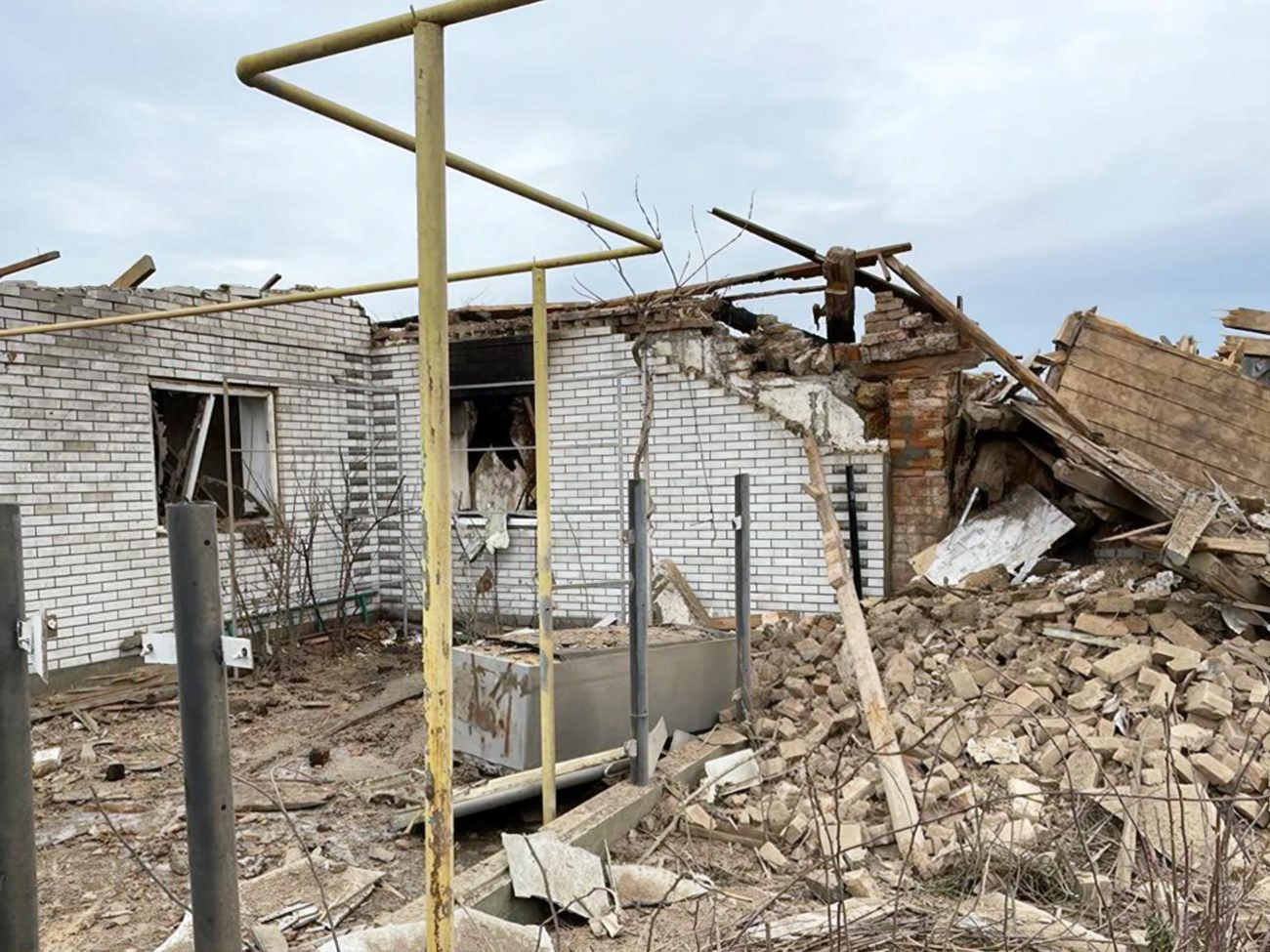 Ракета зруйнувала житлові та господарські будівлі, зазначили у поліції