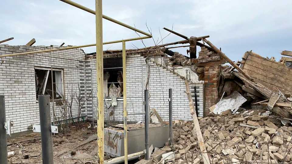 Ракета зруйнувала житлові та господарські будівлі, зазначили у поліції