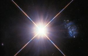 Галактика лишь недавно выглянула из-за яркой звезды