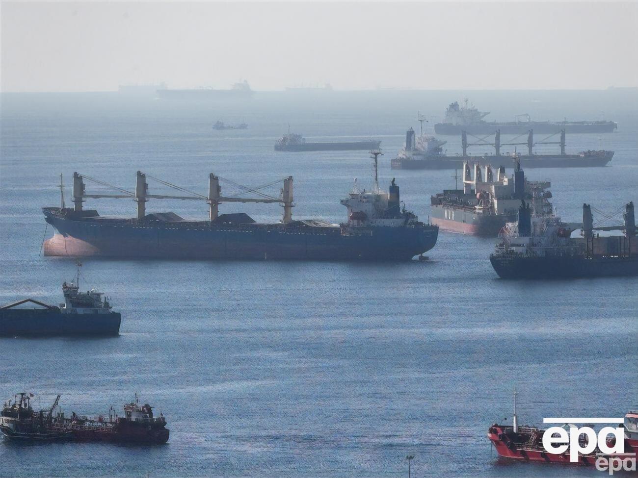 В районе проливов Босфор и Дарданеллы прохода в Средиземное море ждут более 25 танкеров с российской нефтью