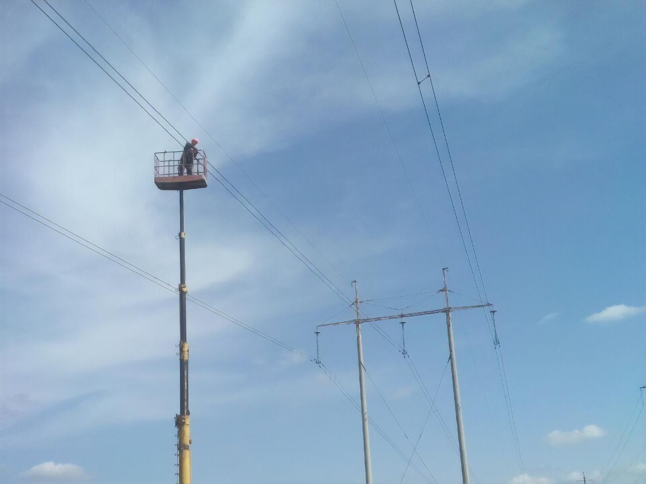 Энергетики продолжают ремонтные работы после российских обстрелов