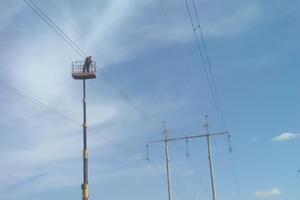 Энергетики продолжают ремонтные работы после российских обстрелов