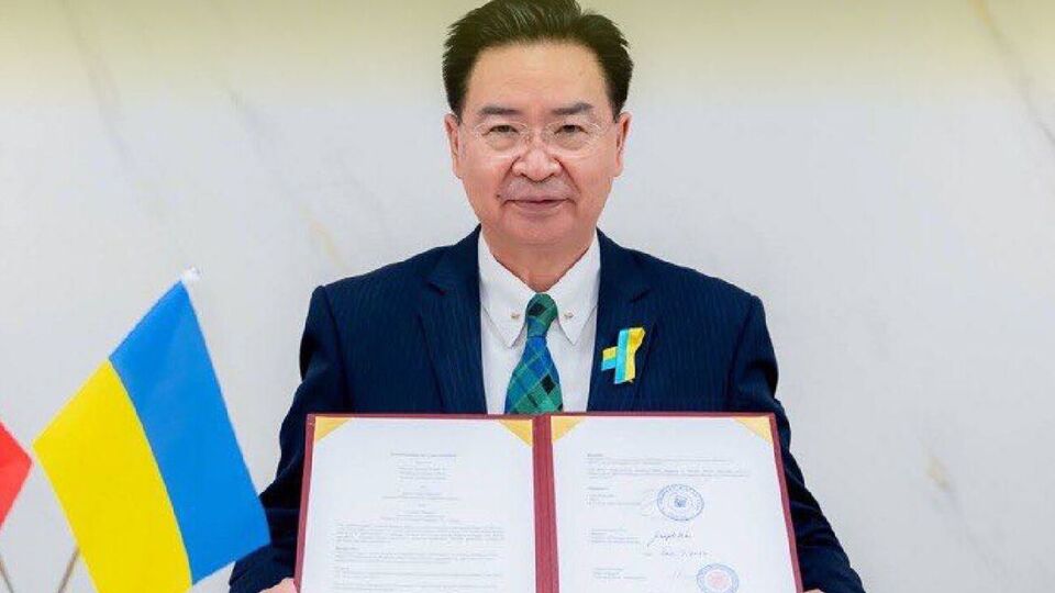 Министр иностранных дел Тайваня Джозеф Ву подписал меморандум о взаимопонимании, чтобы помочь Киеву в приобретении генераторов