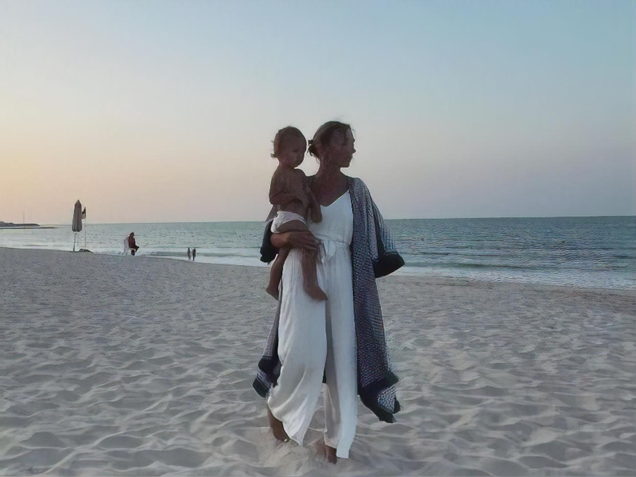 Фролова вместе с сыном проживает в ОАЭ