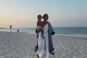 Фролова вместе с сыном проживает в ОАЭ