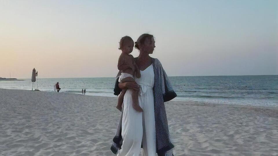 Фролова вместе с сыном проживает в ОАЭ