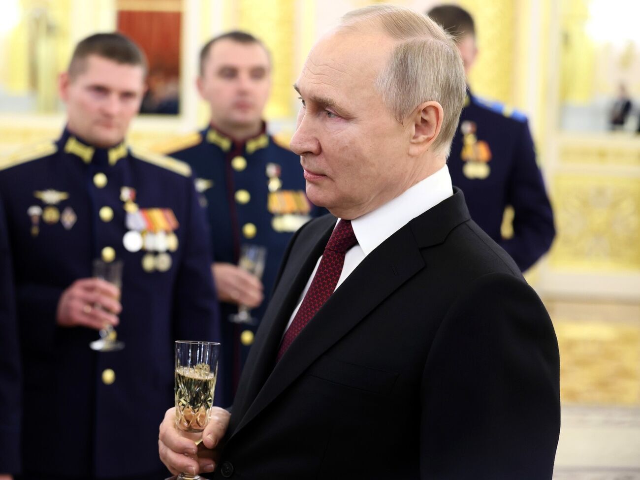 Путин 8 декабря вручил медали "Золотая звезда" героям России, сообщили в Кремле