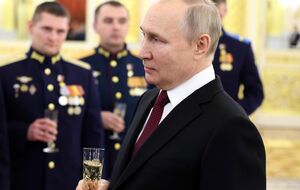 Путин 8 декабря вручил медали "Золотая звезда" героям России, сообщили в Кремле