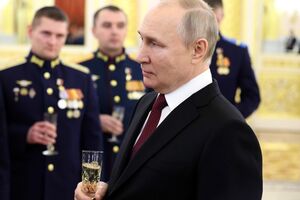Путин 8 декабря вручил медали "Золотая звезда" героям России, сообщили в Кремле