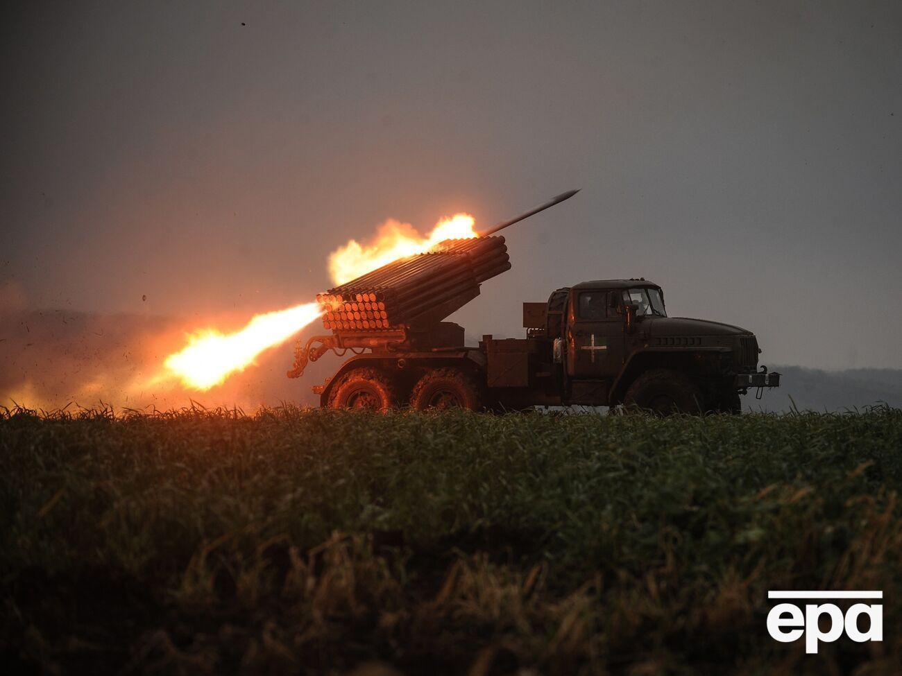 Подразделения ракетных войск и артиллерии ВСУ поразили пять пунктов управления, восемь районов сосредоточения личного состава противника, отметили в Генштабе