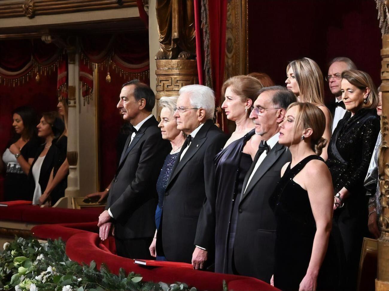 Фон дер Ляйен (вторая слева) заявила, что не отождествляет Путина с российской культурой