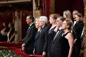 Фон дер Ляйен (вторая слева) заявила, что не отождествляет Путина с российской культурой