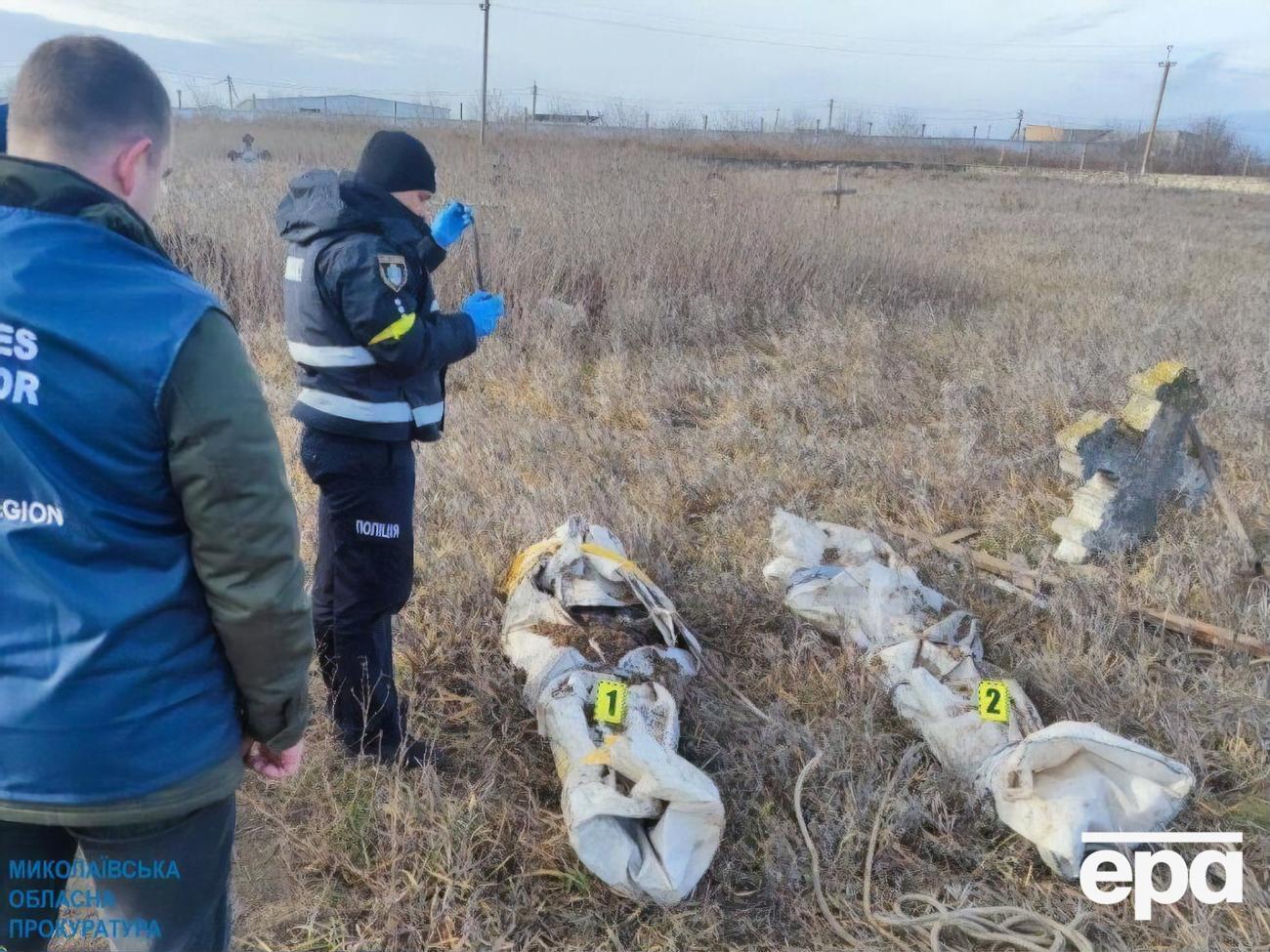 За даними слідства, виявлені тіла належать місцевим жителям віком 39, 42 і 55 років