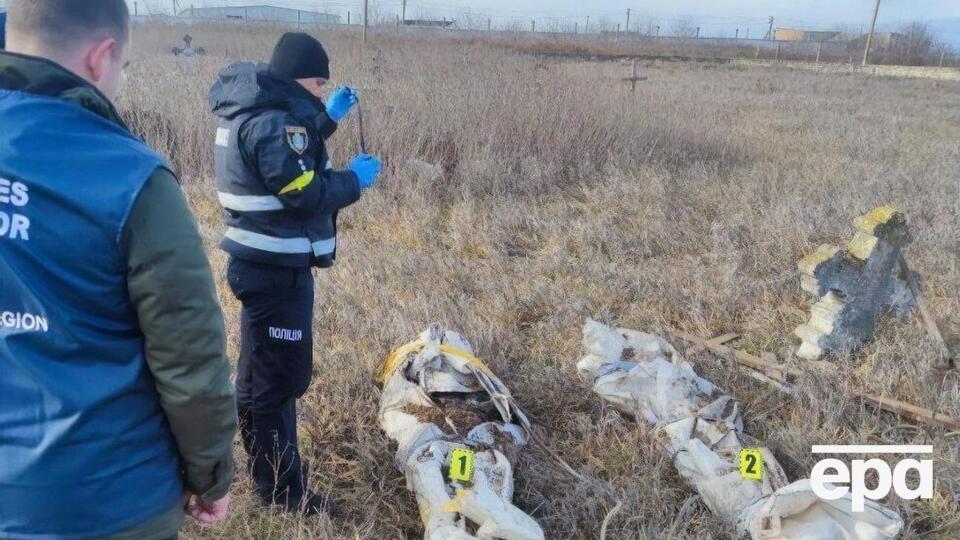 За даними слідства, виявлені тіла належать місцевим жителям віком 39, 42 і 55 років