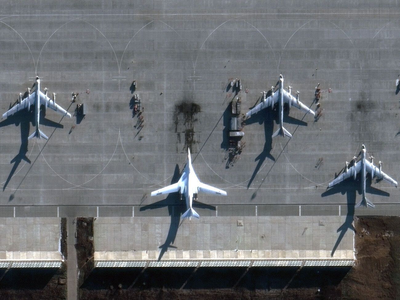 Російські ЗМІ повідомляли, що в Енгельсі 5 грудня на військовому аеродромі впав безпілотник, унаслідок чого було пошкоджено два стратегічні бомбардувальники