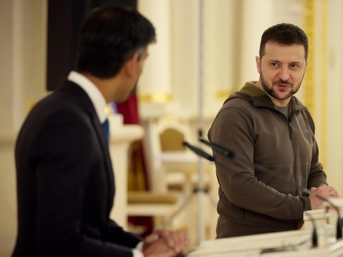 Зеленський (праворуч) 9 грудня провів розмову із Сунаком