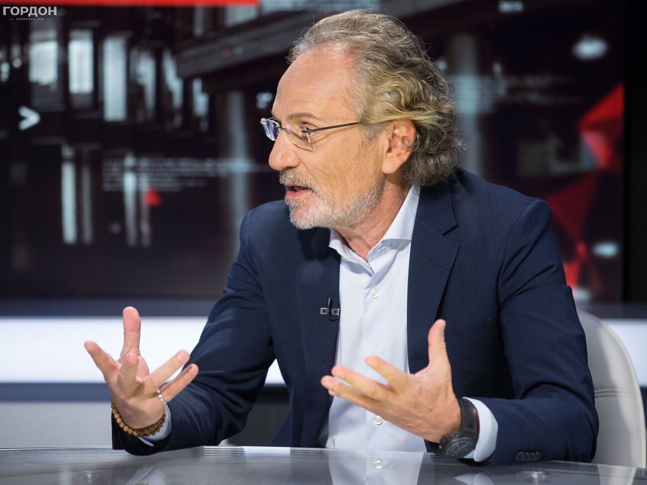 Шустер: Російська економіка приречена в довгостроковій перспективі. Навіть не так тому, що вони не будуть отримувати гроші від вуглеводнів, а тому, що вони не розвиваються